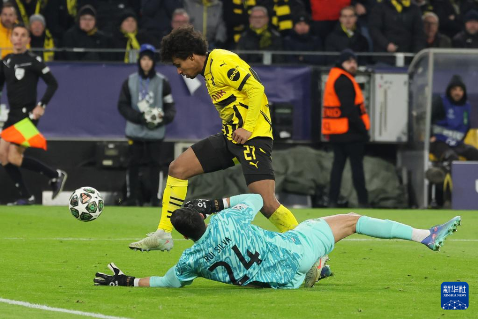 抢庄玩法-多特蒙德门将在比赛中受伤，需暂时退出